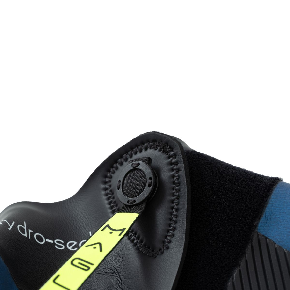 MAGLOCK reverse zipper with magnetic closure for incredibly easy entry/exit from the suit.